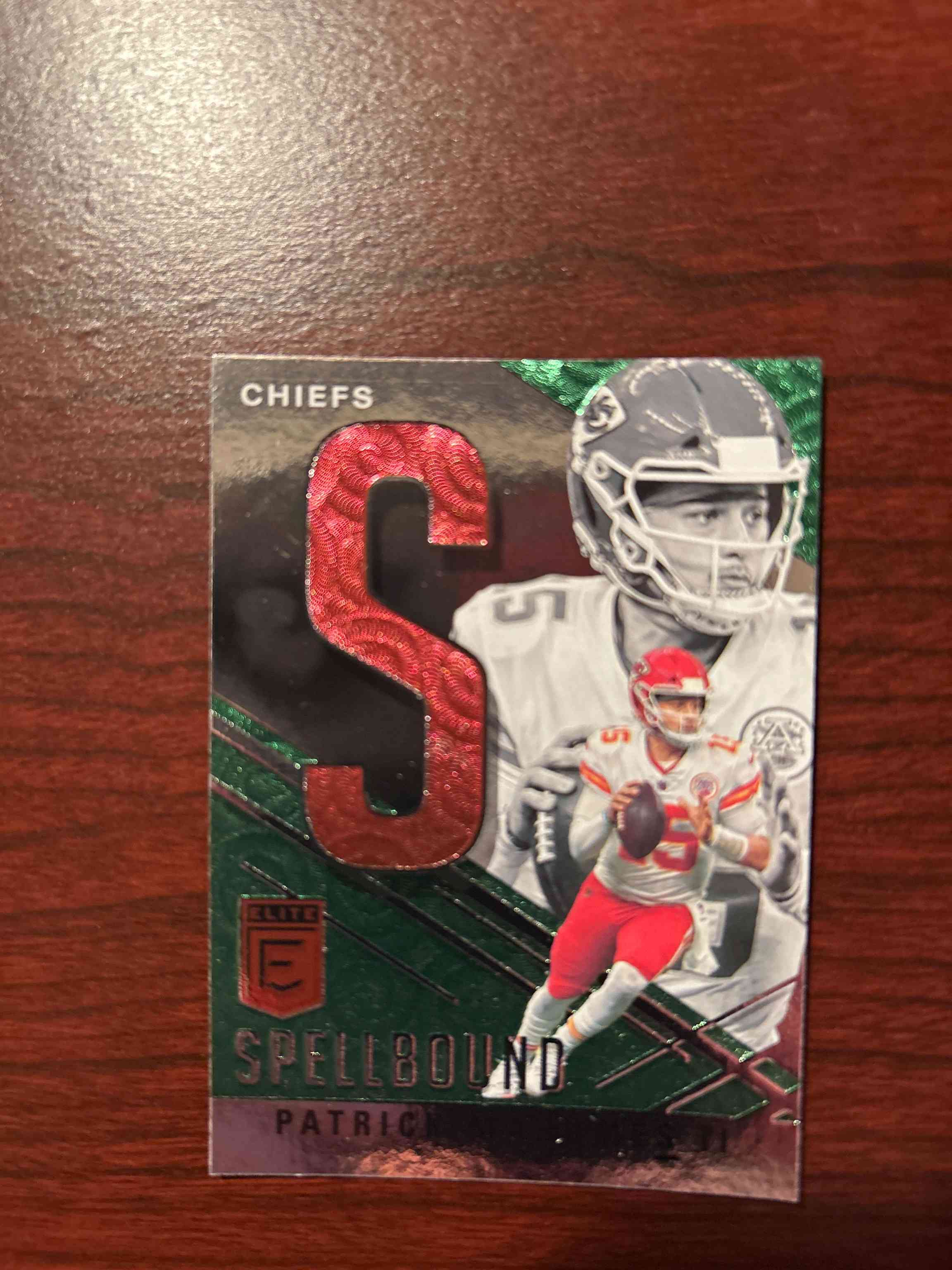 Image for 2021 donruss elite football spellbound green "s" patrick mahomes s-s chiefs